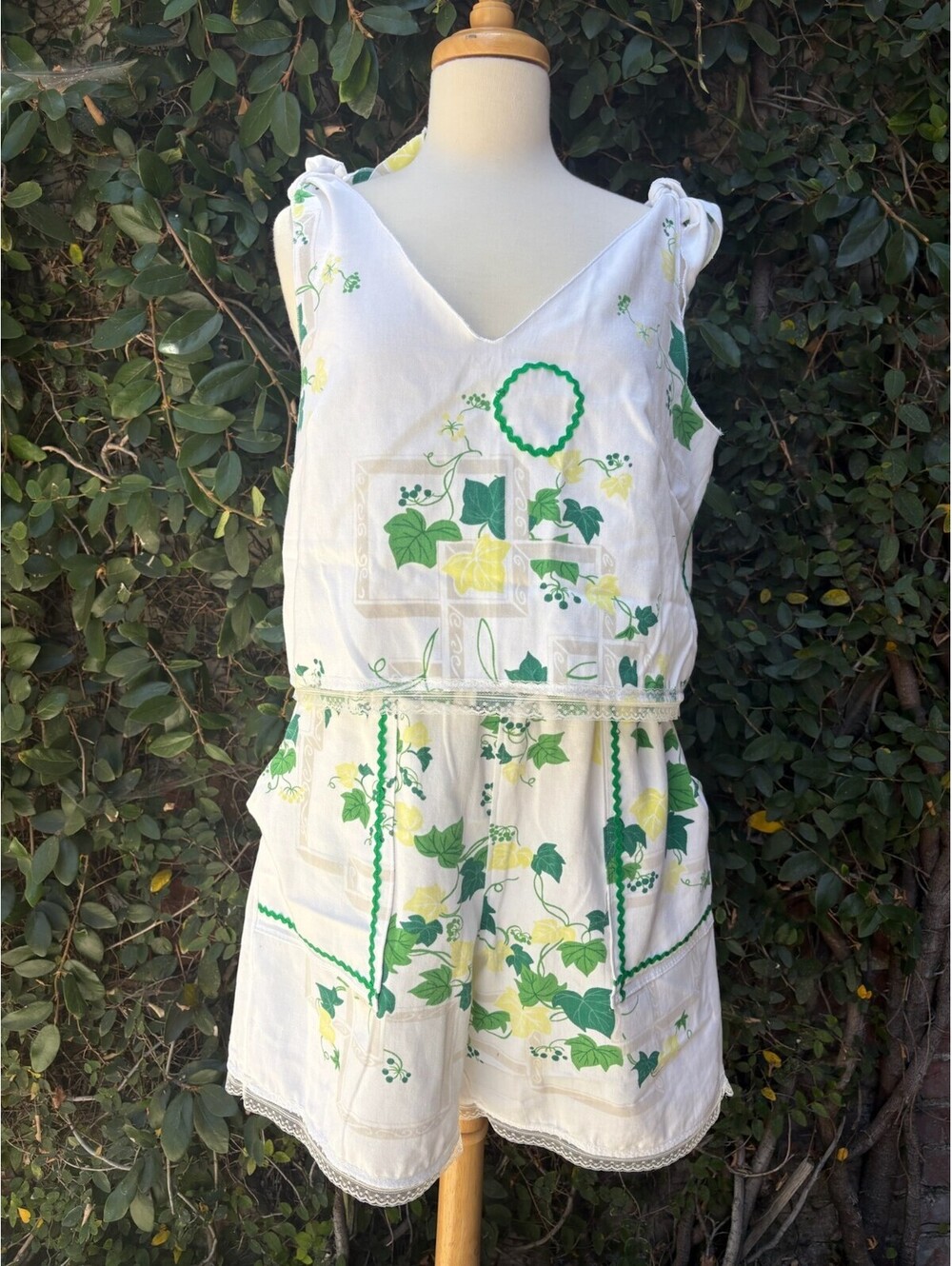 Upcycled vintage ivy print cotton tablecloth set
